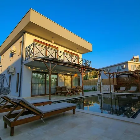 Comfortable 3-bedroom With Pool And Garden Villa