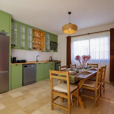 Comfortable 3-bedroom With Pool And Garden Villa