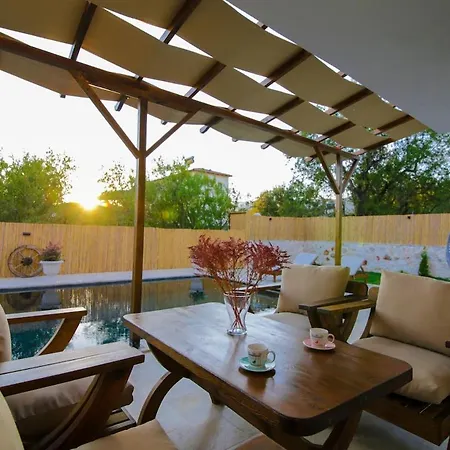 Villa Comfortable 3-bedroom With Pool And Garden