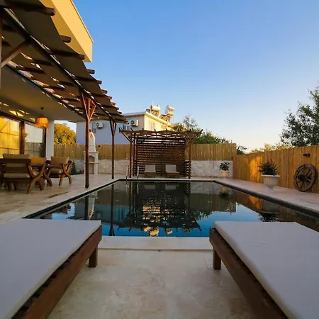 Comfortable 3-bedroom With Pool And Garden Villa *