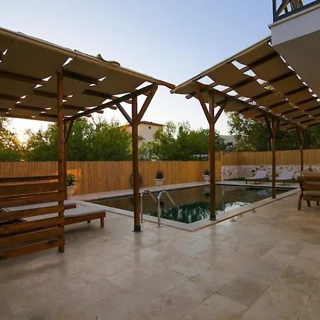 Comfortable 3-bedroom With Pool And Garden